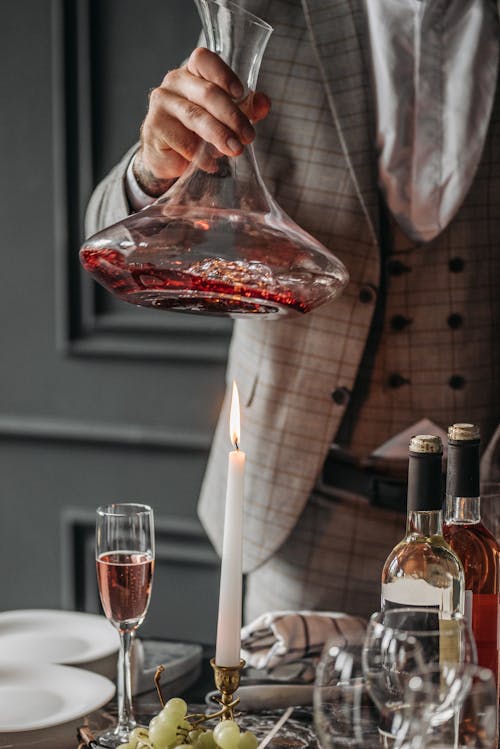 Gratis Hombre Sosteniendo Una Copa De Vino Tinto Foto de stock