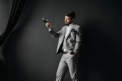 Fotobanka s bezplatnými fotkami na tému čierne pozadie, muž, pohár na víno