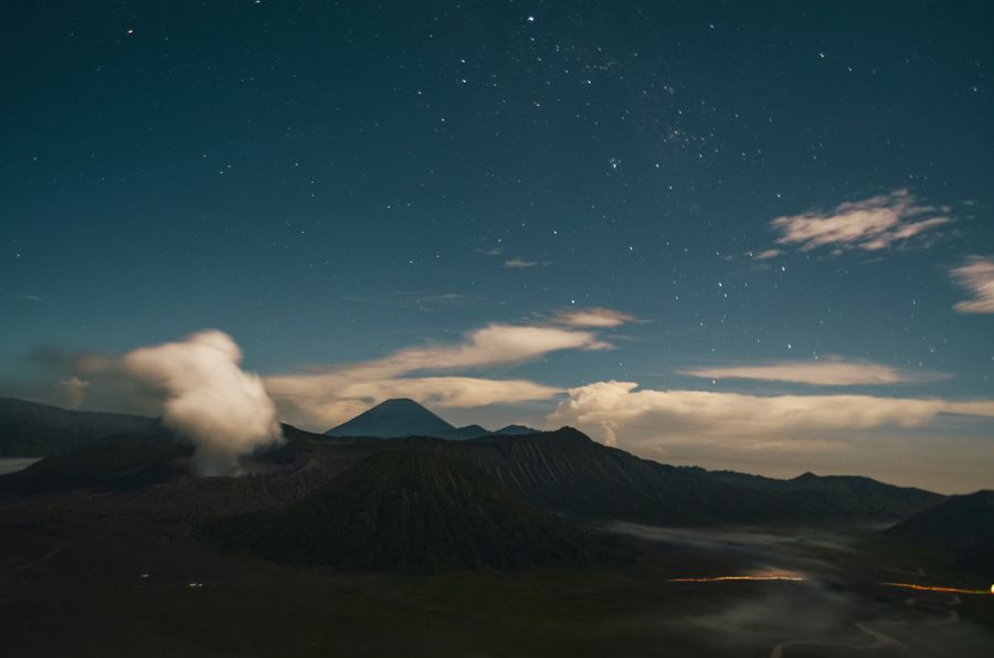 Langit malam berbintang di atas Gunung Bromo