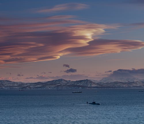 Kostnadsfri bild av bergskedja, dramatisk himmel, fartyg