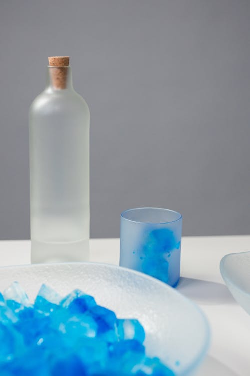 Helder Drinkglas Naast Blauwe Keramische Plaat