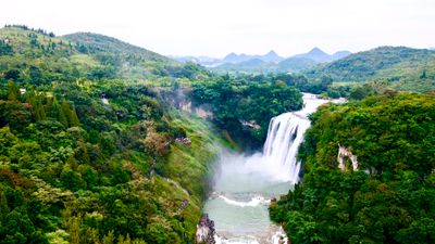 山间飞瀑