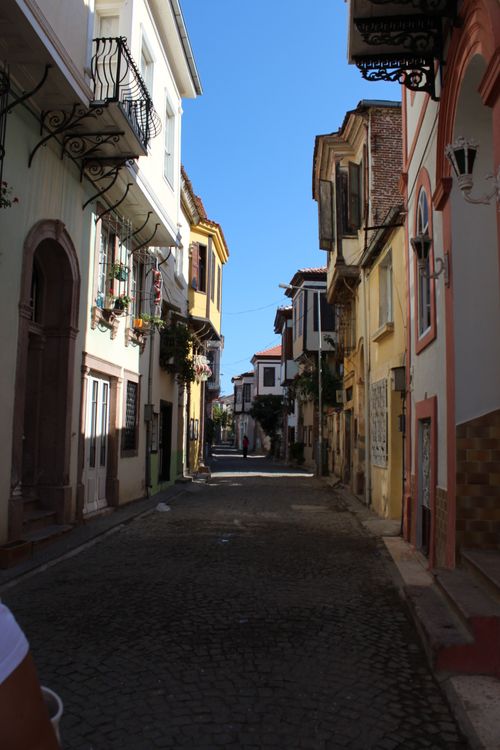 Free Discover a picturesque, sunlit alley featuring vibrant, historic European architecture. Stock Photo