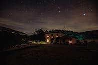 夜晚，星空明亮，房屋灯火通明，风景宁静