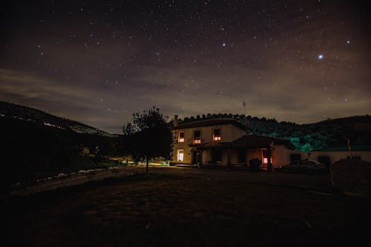 夜晚，星空明亮，房屋灯火通明，风景宁静