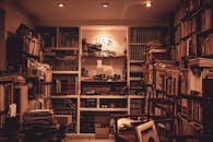 家庭图书馆里灯光温暖，堆满了各种书籍，氛围温馨
