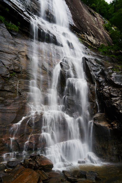 Fotografi Timelapse Air Terjun Bergegas Di Atas Bebatuan