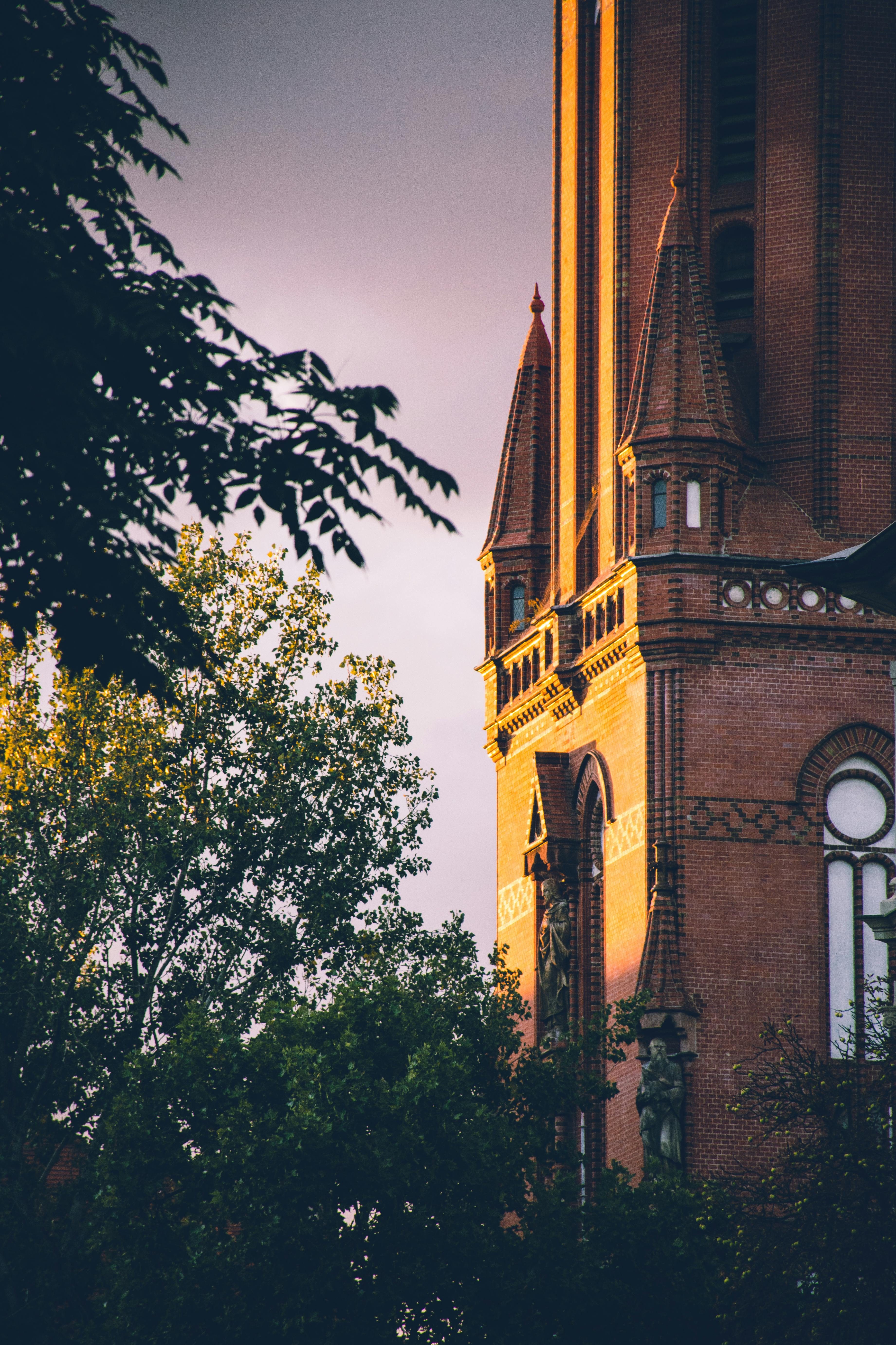 日落时分，德国莱比锡一座历史悠久的红砖教堂呈现出壮丽景色