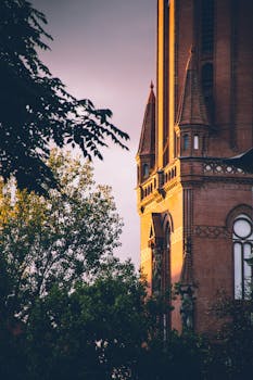 日落时分，德国莱比锡一座历史悠久的红砖教堂呈现出壮丽景色