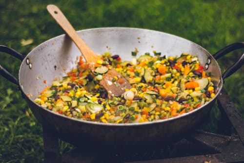 Alimentos Cozidos Em Panela De Metal Preto