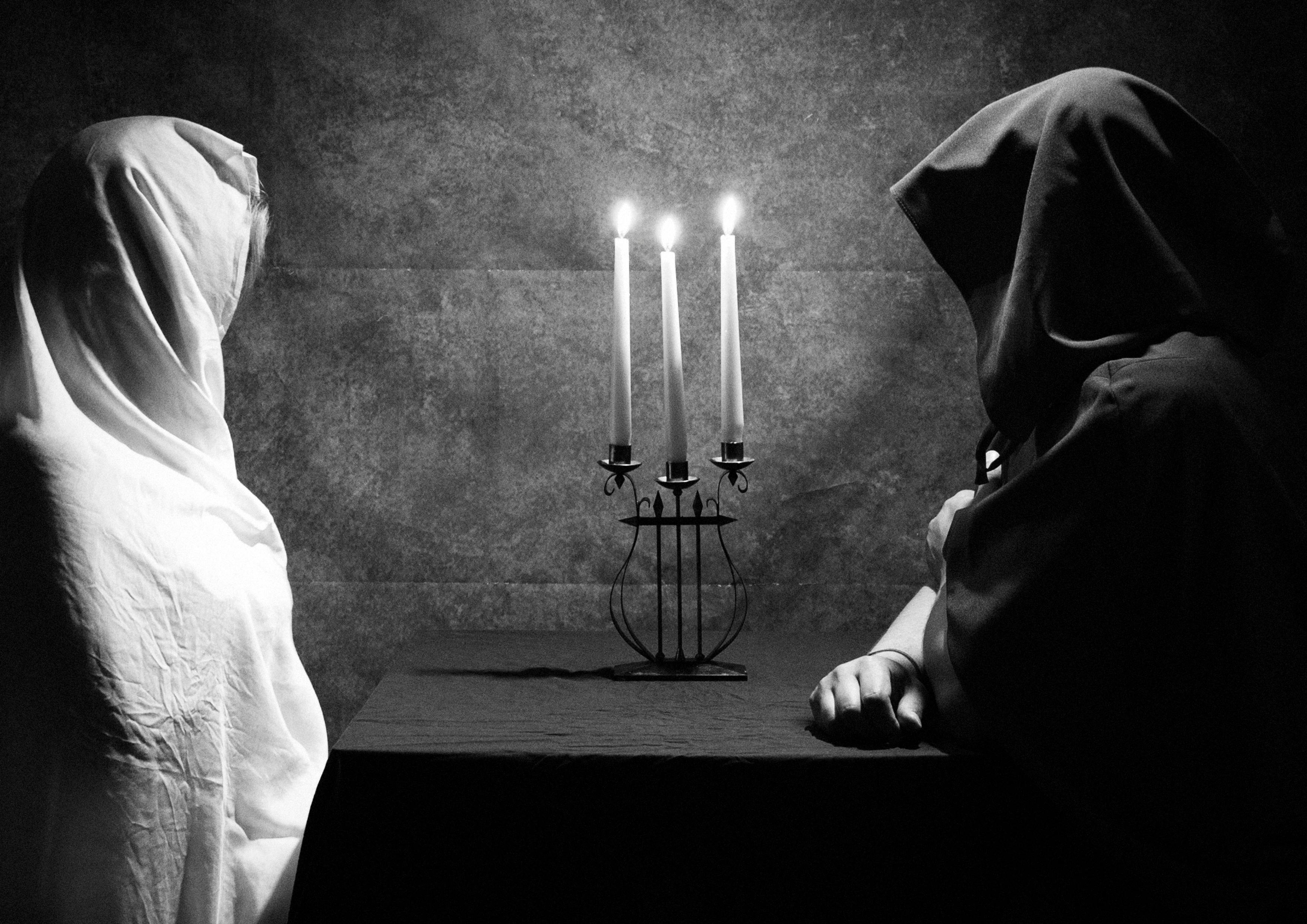 Lumânări aprinse într-o atmosferă spirituală simbolizând meditația și pacea interioară