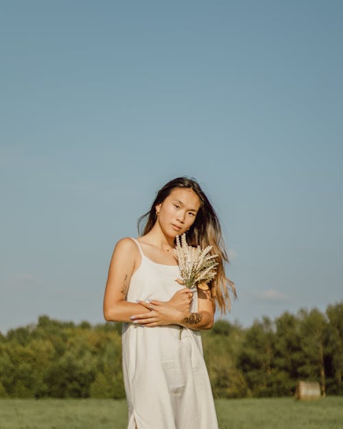 Gratis arkivbilde med asiatisk kvinne, blå himmel, blomster