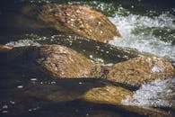 在西班牙拉波夫拉德塞古尔，平静的河流流过光滑的岩石，展现了大自然的宁静