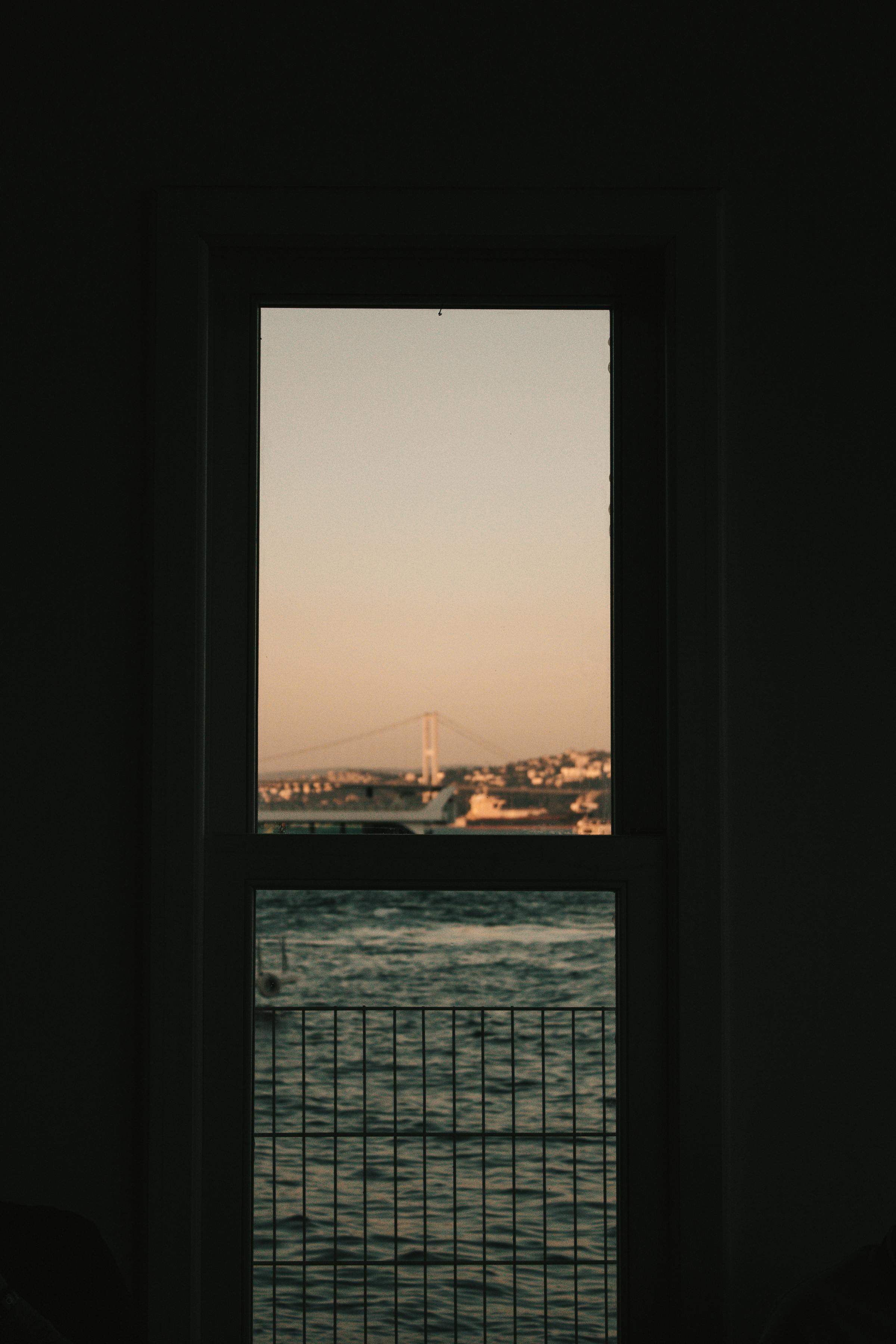 Gratuit Vue à Travers La Porte Sur Le Coucher Du Soleil Sur La Mer Et Le Bord De Mer Photos