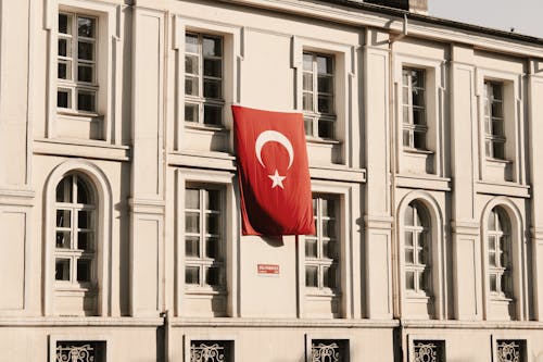 Kostenloses Stock Foto zu betonbau, flagge der türkei, gebäude außen