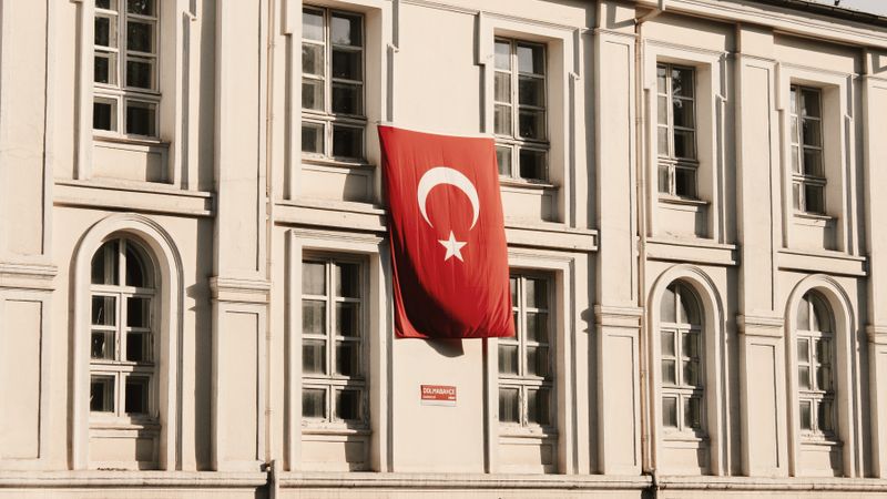 Mustafa Sandal'dan Ayla Öğretmen için Anlamlı Bağış
