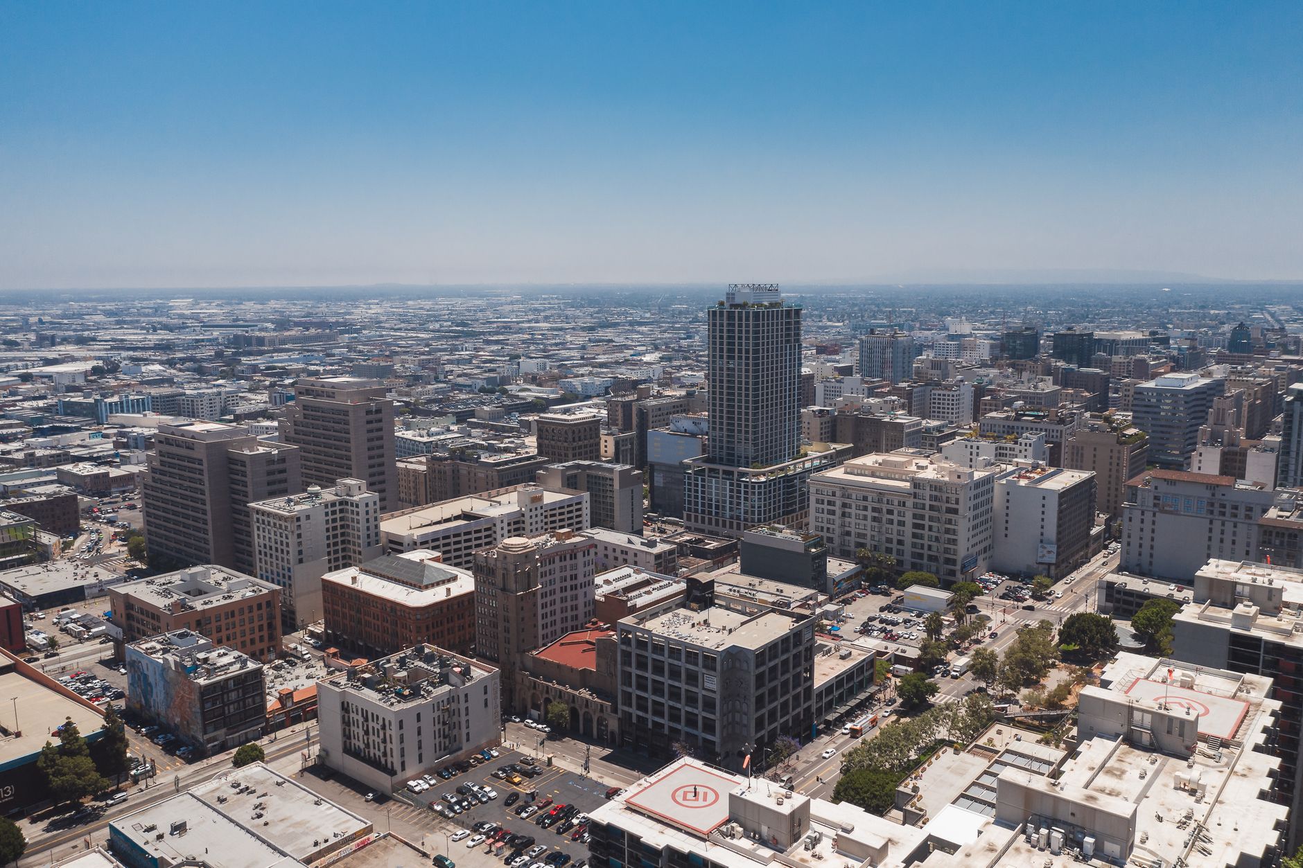 Los Angeles ရှိ SoFi Stadium အပြင်ဘက်တွင် ၂၀၂၆ ကမ္ဘာ့ဖလားပရိသတ်များ စုဝေးနေသည့် မြင်ကွင်း