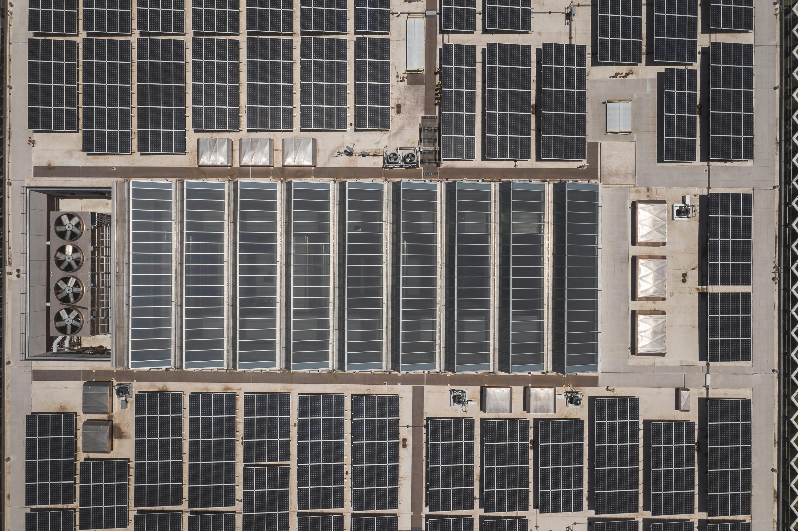 building with solar panels on the roof - retail real estate trends