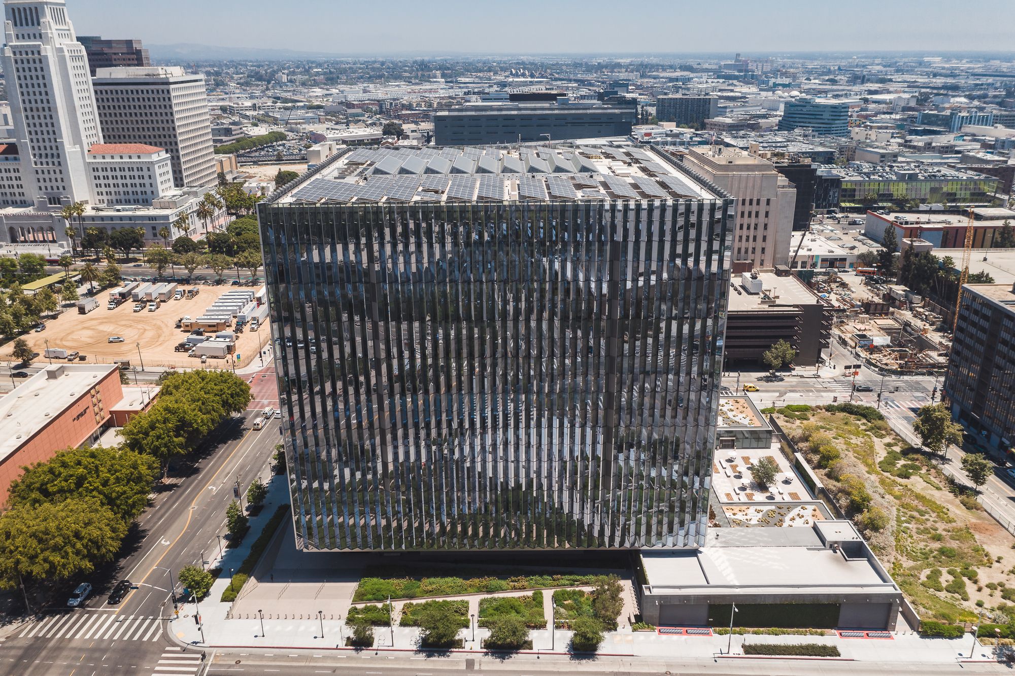 Fachada de un edificio de tribunales en Los Ángeles bajo cielo despejado