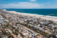 沿海城市城市的壮丽鸟瞰图，拥有充满活力的海滩和码头