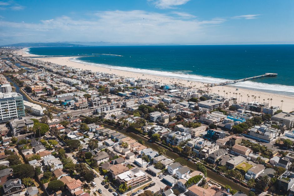 Los Angeles-Long Beach-Anaheim vs Chicago-Naperville-Elgin — median income & household size comparison