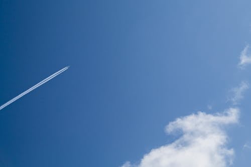 Jet Under Clear Blue Sky Selama Siang Hari