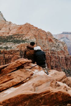 一对夫妇在风景优美的峡谷俯瞰美景，共享片刻时光，凸显了自然之美和彼此的联系