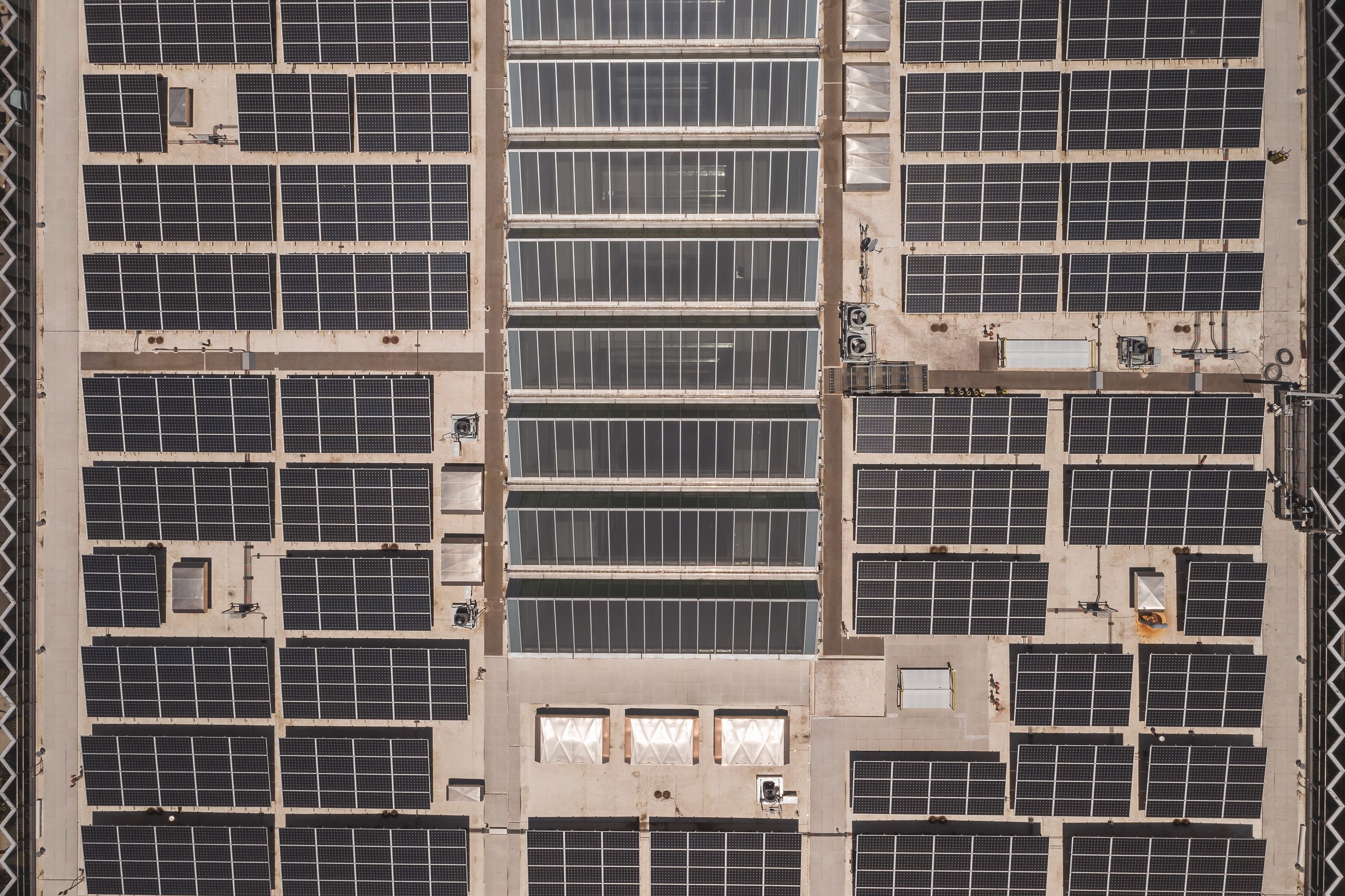 Fotovoltika priemyselného podniku: či sa vyrobená energia naozaj využije, rozhoduje časový priebeh spotreby