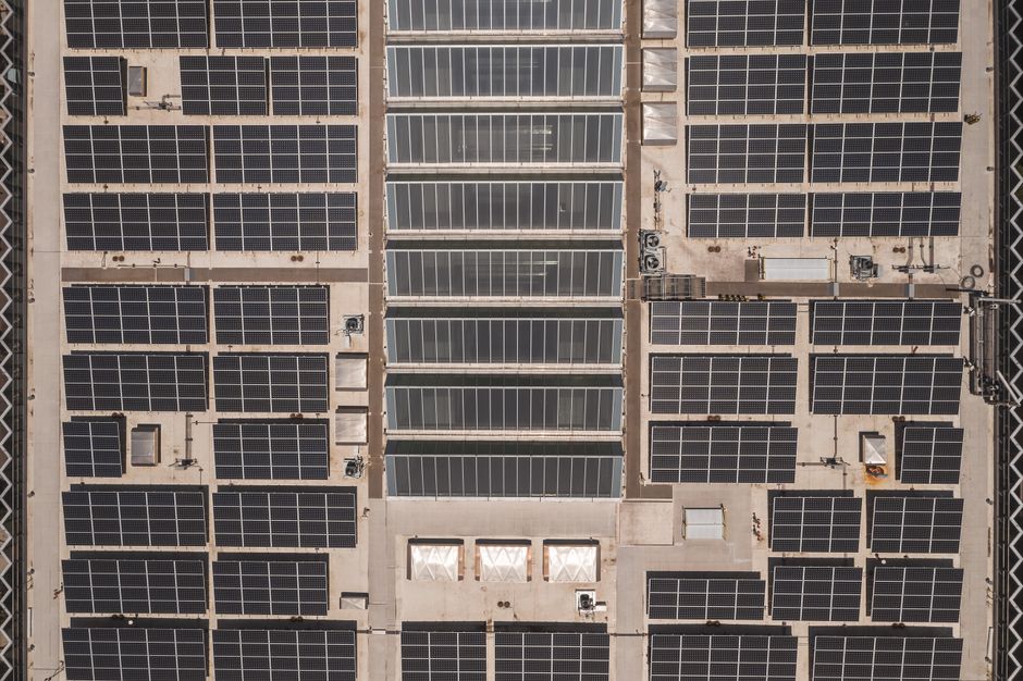 Energie-efficiëntie – zonnepanelen op gebouw