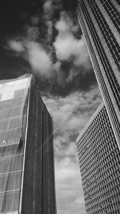 Low Angle Graustufenfotografie Von Gebäuden Und Wolken