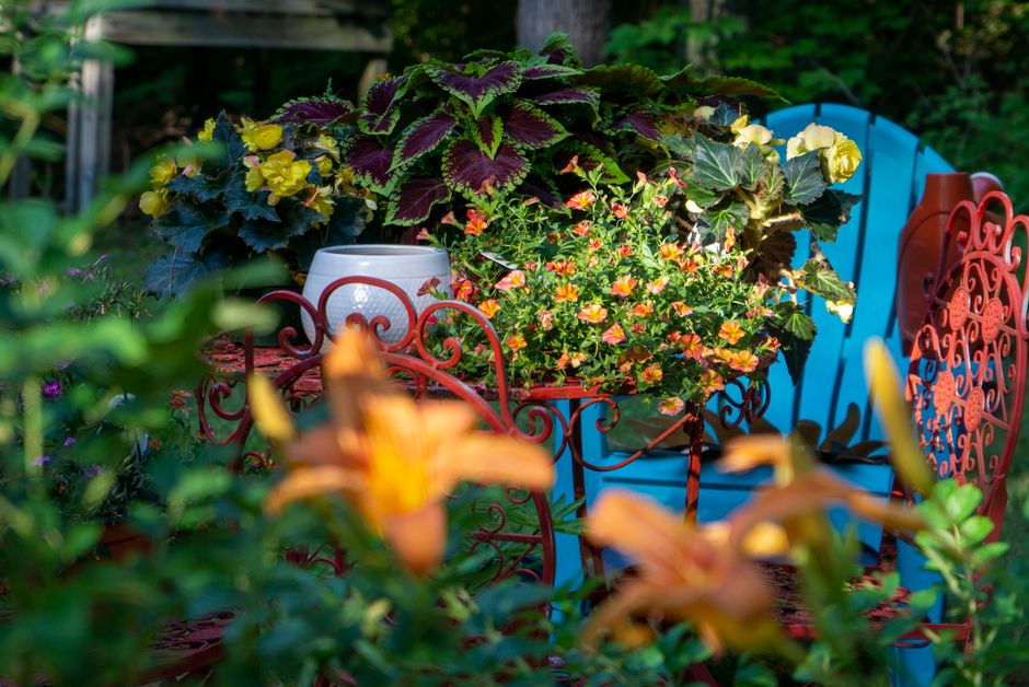 Zomerse binnenplaats met houten tuinmeubilair. Zomerse binnenplaats met houten tuinmeubilair.