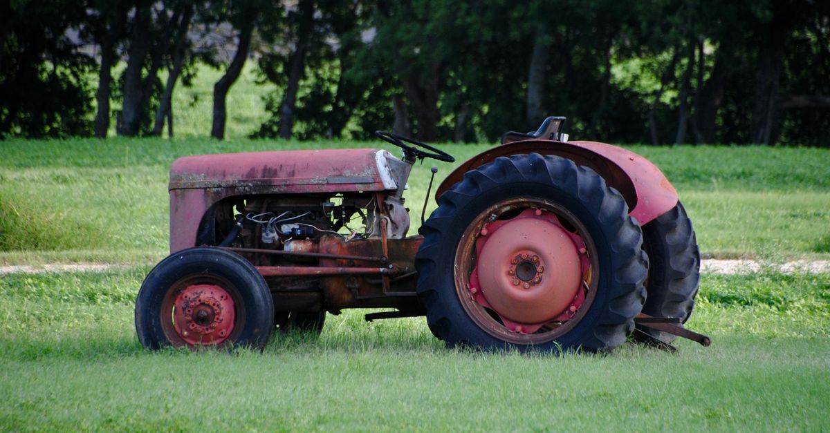 Old Rusted Tractor Old, Rusty Tractor on Farm · Free Stock Photo