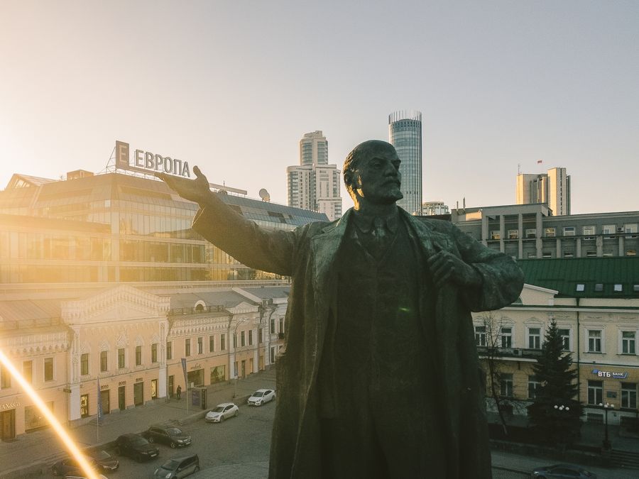 Statuia lui Lenin pe o stradă din oraș, simbol al erei sovietice prezent și astăzi în Transnistria