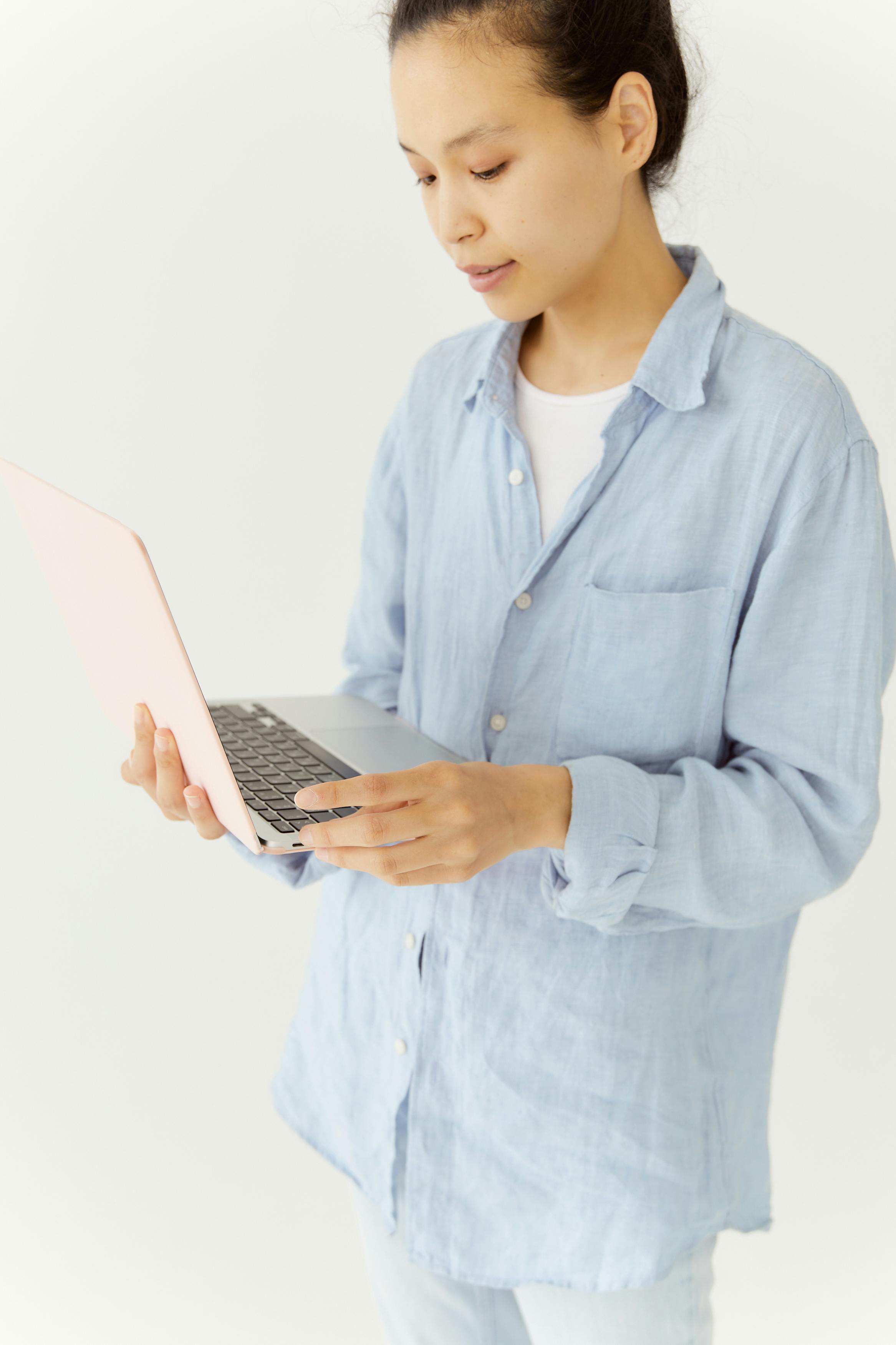 Ilmainen Nainen Sinisessä Paidassa Pitelee Kannettavaa Tietokonetta Kuvapankkikuva