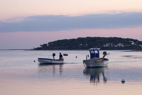 adam, Balık tutmak, balıkçı tekneleri içeren Ücretsiz stok fotoğraf