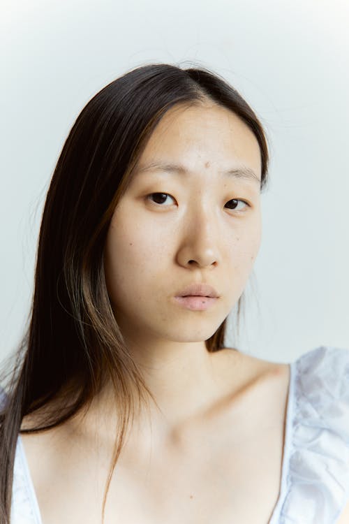 Asyalı kadın, Beyaz arka plan, dikey atış içeren Ücretsiz stok fotoğraf
