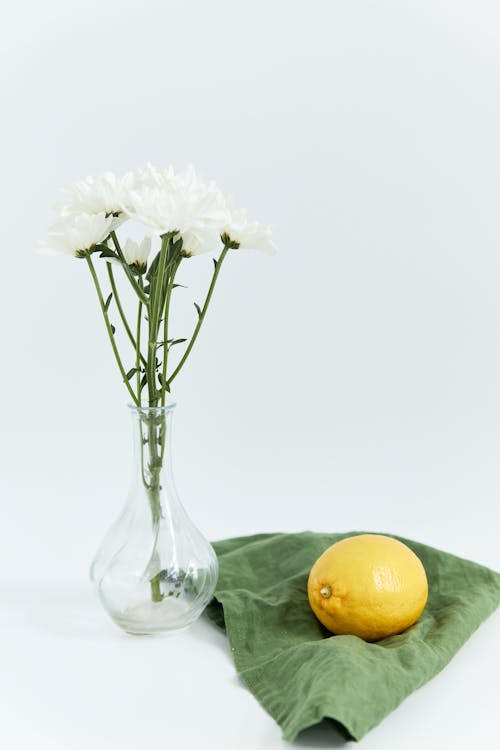 Gratis stockfoto met bloemen, bloemenvaas, citroen