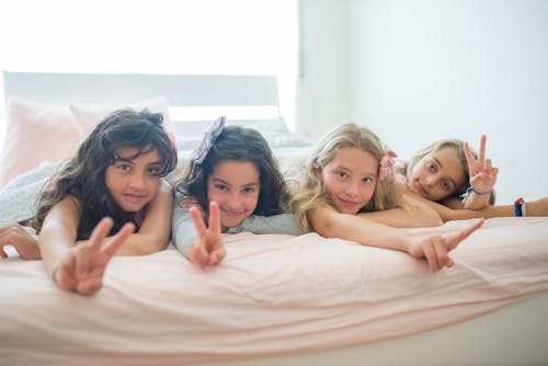 Základová fotografie zdarma na téma děti, holky, postel
