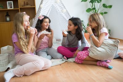 Vale "Festa do Pijama com Amigos"