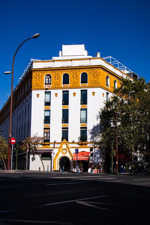 Kostenloses Stock Foto zu architektur, blauer himmel, straße