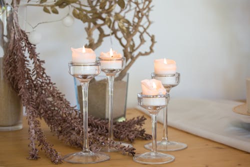 Безкоштовне стокове фото на тему «дерев’яна поверхня, запалені свічки, Натюрморт» стокове фото