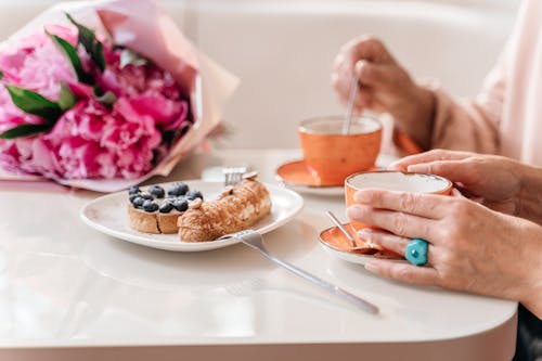 Gratis lagerfoto af blomster, brød, buket