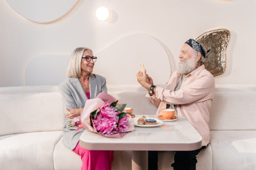 Iäkäs pari kahvihetkellä Helsingissä