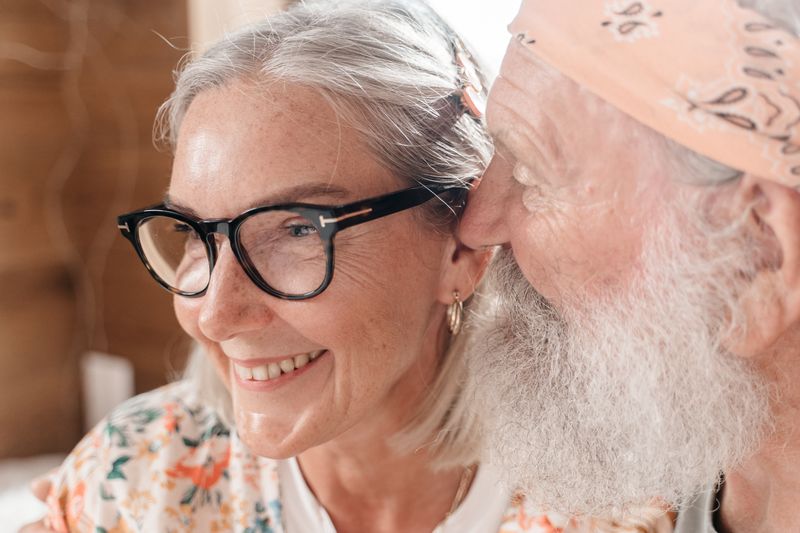 Couple de seniors complices, souriant à la maison