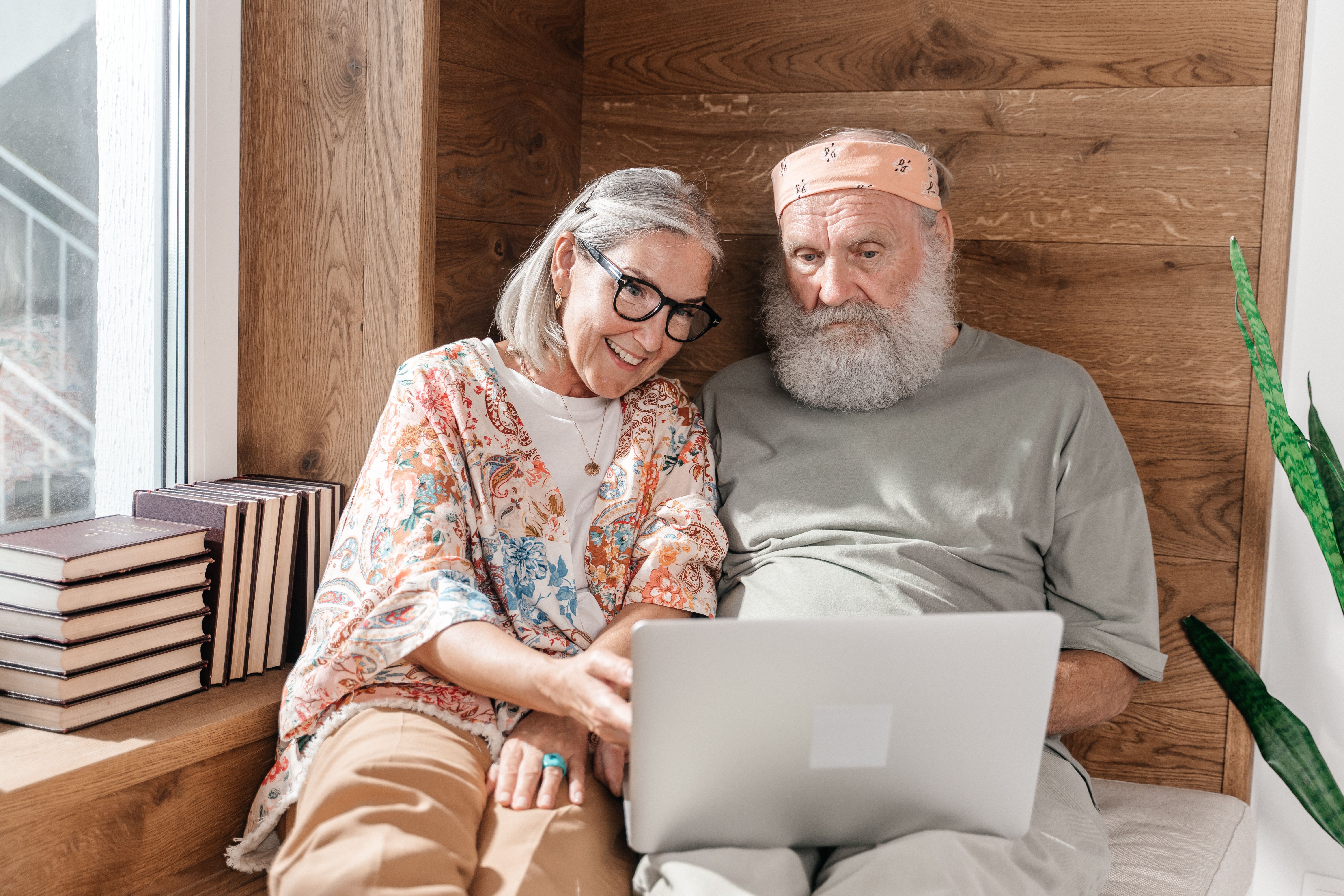 Aide numérique à distance partout en France avec une personne de plus de 50 ans