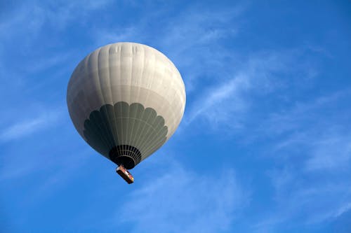 Gratis stockfoto met blauwe lucht, heteluchtballon, lage hoek opname Stockfoto