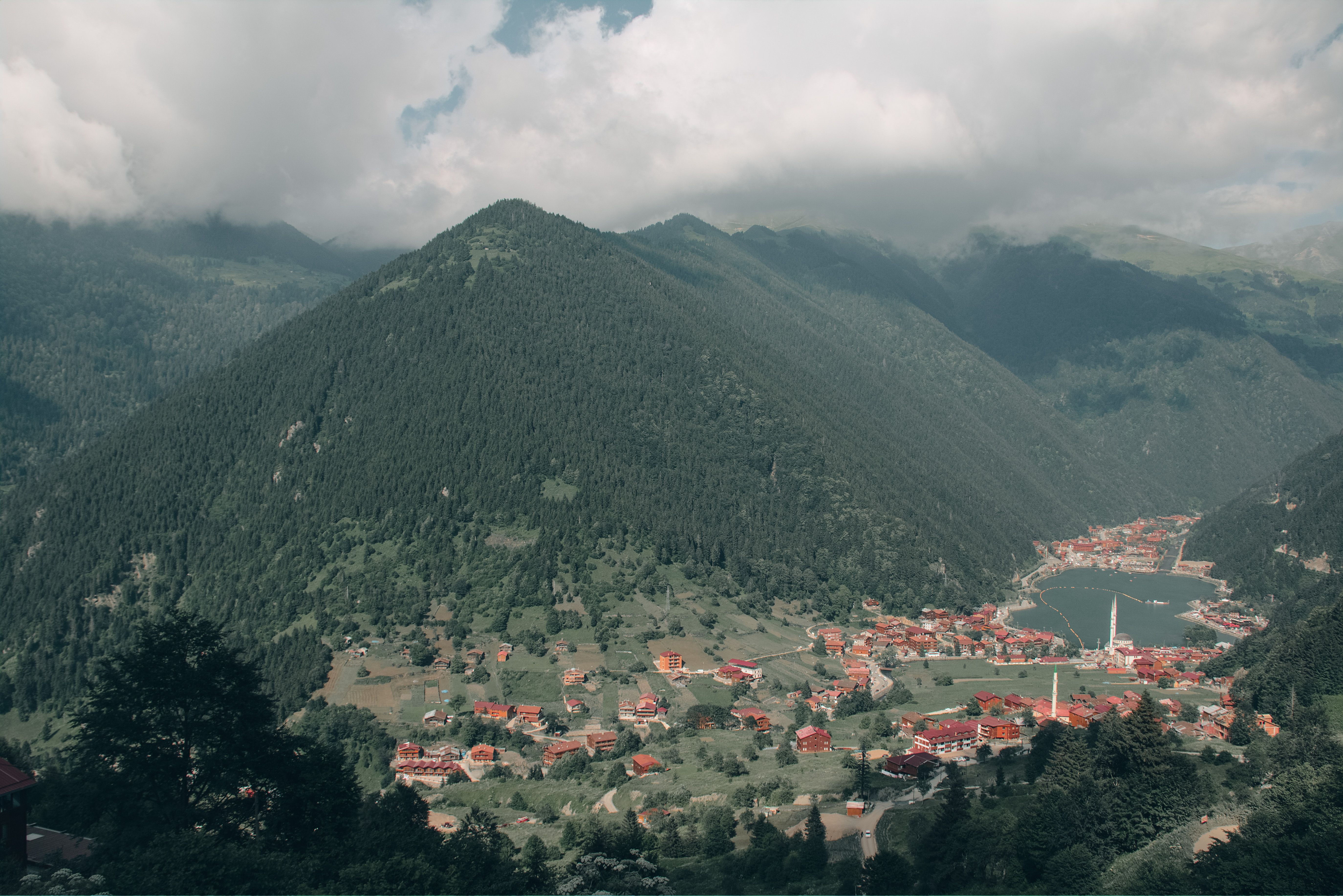 A stunning aerial view of Uzungöl surrounded by lush green mountains in Trabzon, Türkiye.