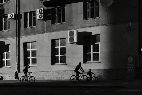 Immagine gratuita di bianco e nero, biciclette, edificio