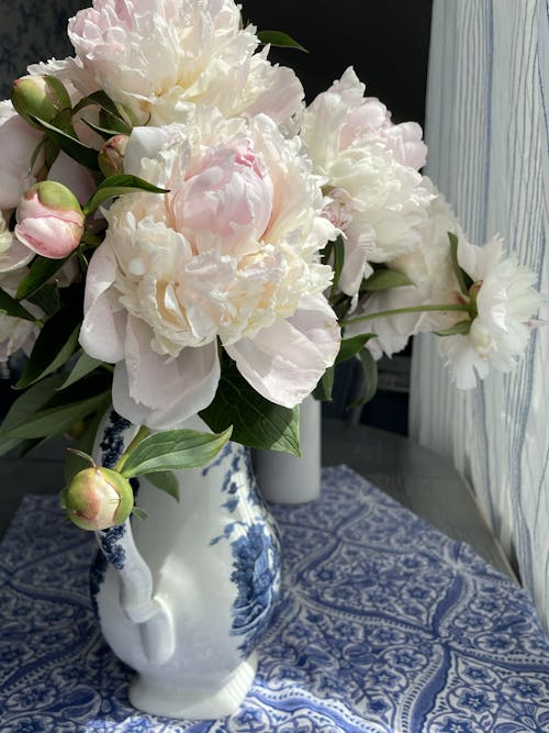 Free Bouquet Flowers on Ceramic Vase Stock Photo