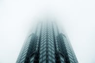 低角度拍摄的佐治亚州亚特兰大一座现代摩天大楼在雾中若隐若现